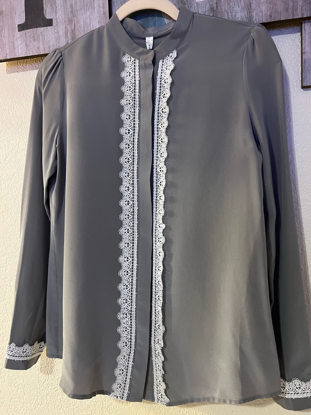 Lilysilk Gray Women's Silk Collared Button-Front Lace Trim Blouse, NWT, XS - Picture 3 of 9